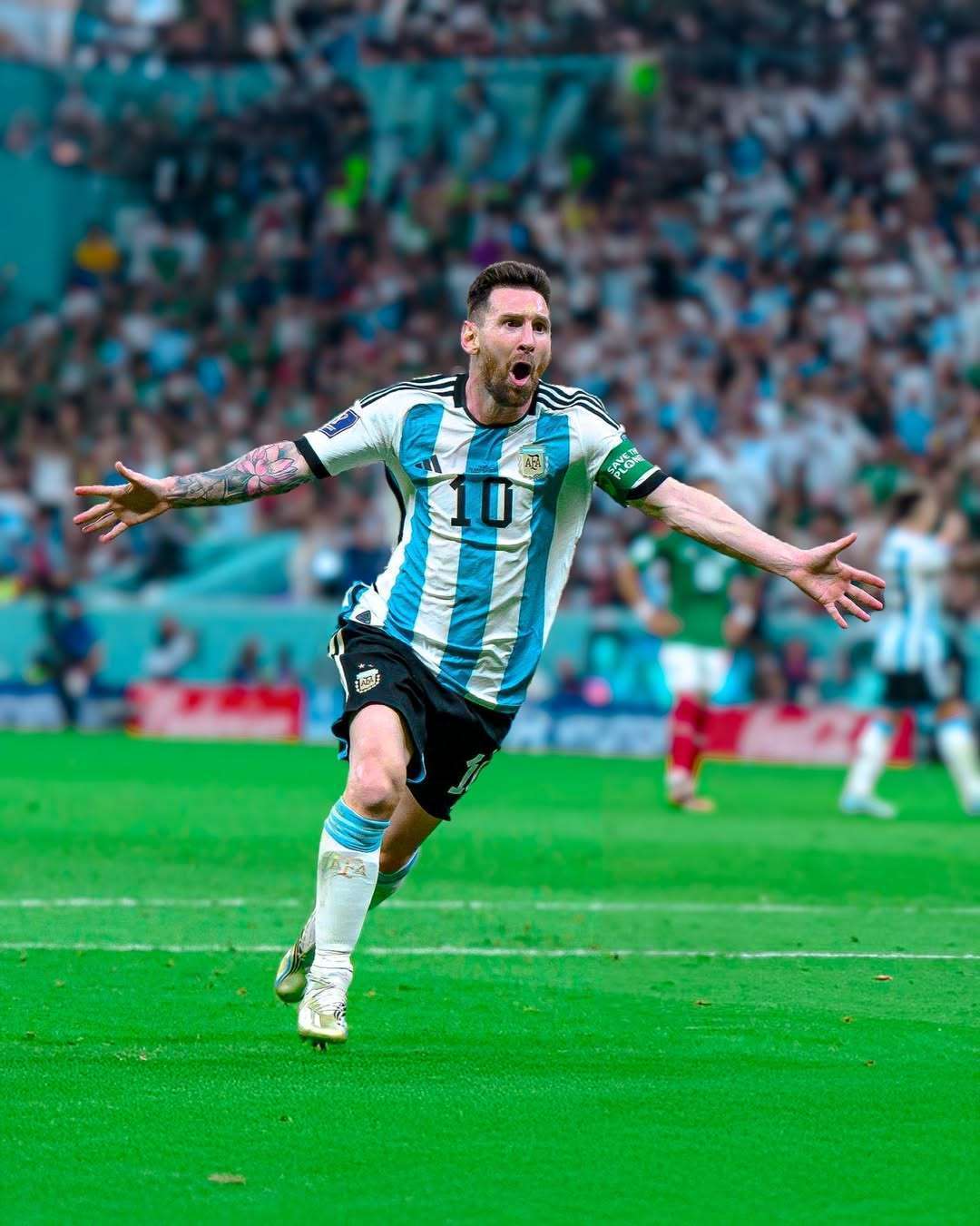 庆祝欧洲杯夺冠，英格兰女足前锋凯莉在伦敦街头跳舞